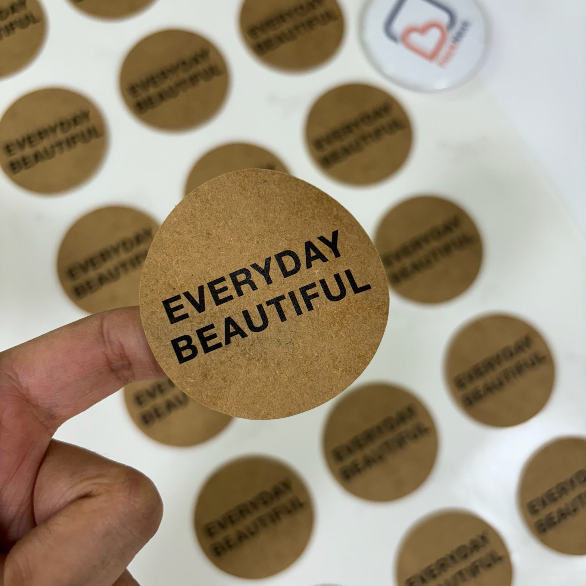 Tem giấy Kraft 2 màu – nhạt, đậm, cán bóng hoặc mờ – In lấy ngay trong ngày